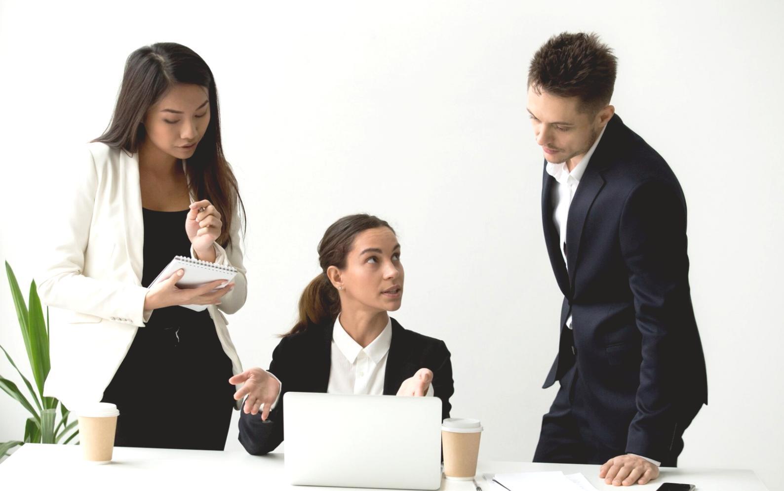Análisis detallado de datos de personal en oficina moderna